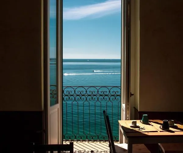 Le Finestre Sul Mare Bed & Breakfast 3*