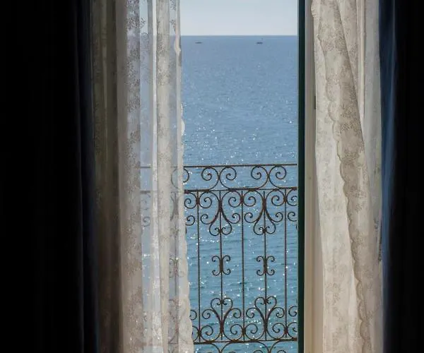 Le Finestre Sul Mare Bed & Breakfast