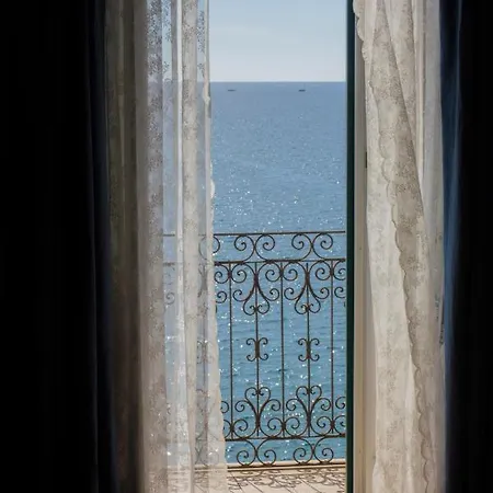 Le Finestre Sul Mare Bed & Breakfast