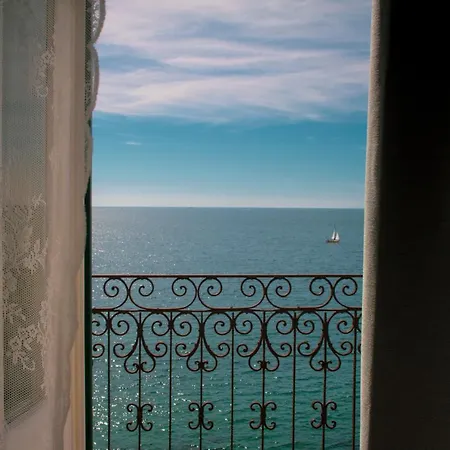 Le Finestre Sul Mare Bed & Breakfast